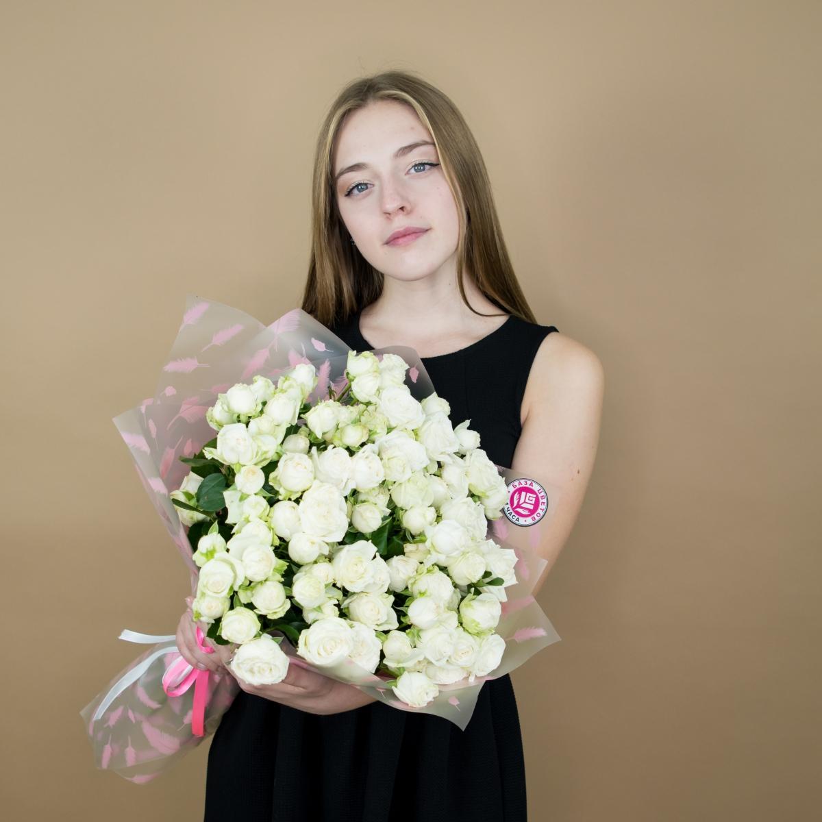 Розы кустовые белые (код товара  4056)